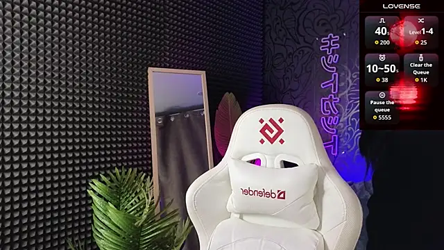  holly berry  online show from October 1, 2025, 1:22 am