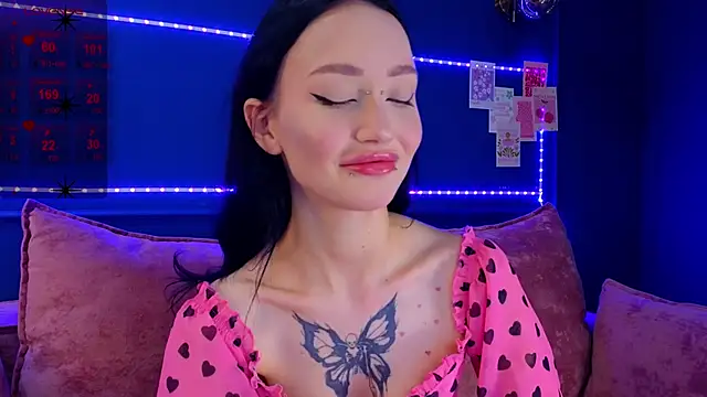  holly berry  online show from October 7, 2025, 2:34 am