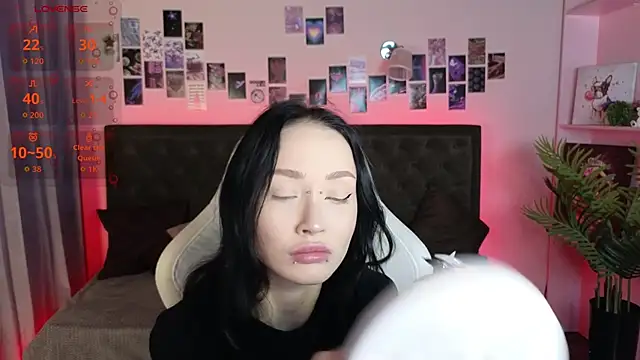  holly berry  online show from October 15, 2025, 1:26 am