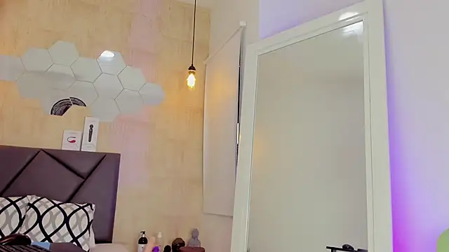 valentina-diiaz online show from October 6, 2025, 1:23 pm