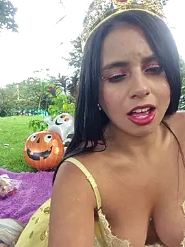 Snapshot of Lunaluxe1001 chatting on October 31, 2025, 12:24 pm Lunaluxe1001 online show from October 31, 2025, 12:24 pm