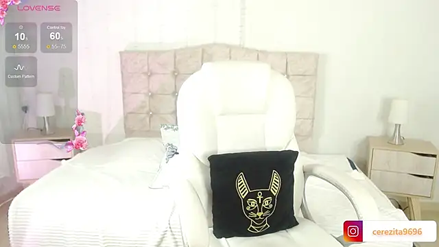 Snapshot of mia_traveluxe chatting on October 4, 2025, 2:13 am mia traveluxe online show from October 4, 2025, 2:13 am