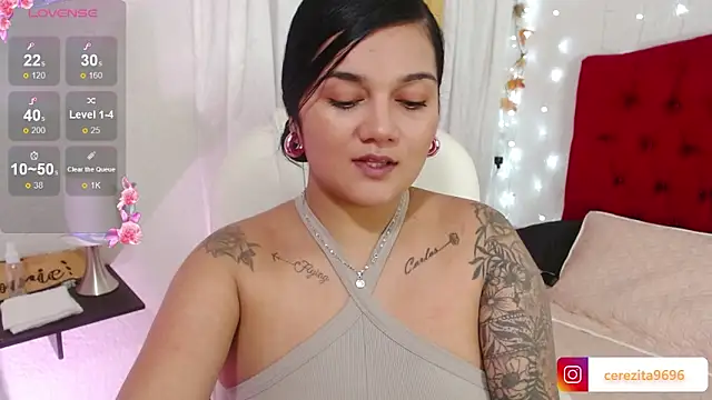 Snapshot of mia_traveluxe chatting on September 18, 2025, 2:03 am mia traveluxe online show from September 18, 2025, 2:03 am