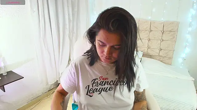 Snapshot of mia_traveluxe chatting on October 2, 2025, 2:04 am mia traveluxe online show from October 2, 2025, 2:04 am