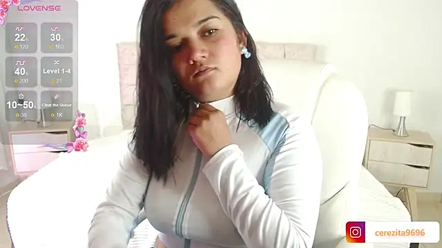 Snapshot of mia_traveluxe chatting on October 5, 2025, 2:13 am mia traveluxe online show from October 5, 2025, 2:13 am