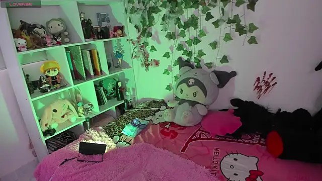 Snapshot of sarahminage_ chatting on December 5, 2025, 5:00 pm sarahminage online show from December 5, 2025, 5:00 pm