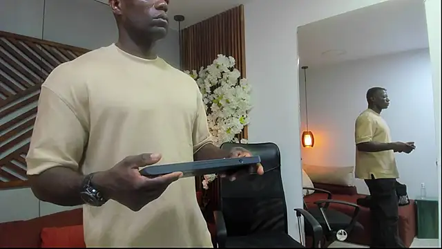 Snapshot of MarcusBlack_ chatting on October 6, 2025, 11:33 am MarcusBlack  online show from October 6, 2025, 11:33 am