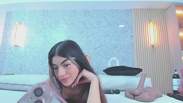 Snapshot of Antonella_west chatting on October 6, 2025, 9:15 pm Antonella west online show from October 6, 2025, 9:15 pm