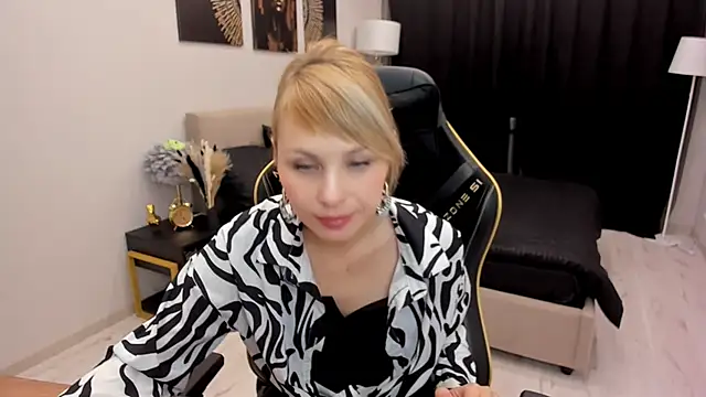 Snapshot of LindaSandy_1 chatting on October 13, 2025, 6:15 am LindaSandy 1 online show from October 13, 2025, 6:15 am