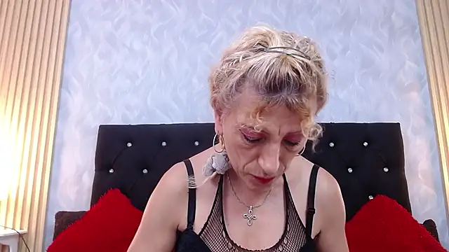 xandrinakarzon online show from November 3, 2025, 7:50 pm