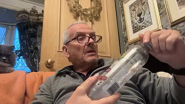 Snapshot of poggles chatting on December 2, 2025, 4:09 pm poggles online show from December 2, 2025, 4:09 pm