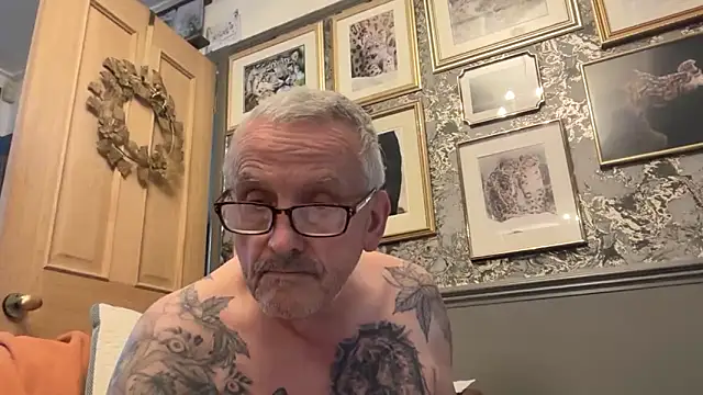 Snapshot of poggles chatting on February 11, 2026, 4:29 pm poggles online show from February 11, 2026, 4:29 pm