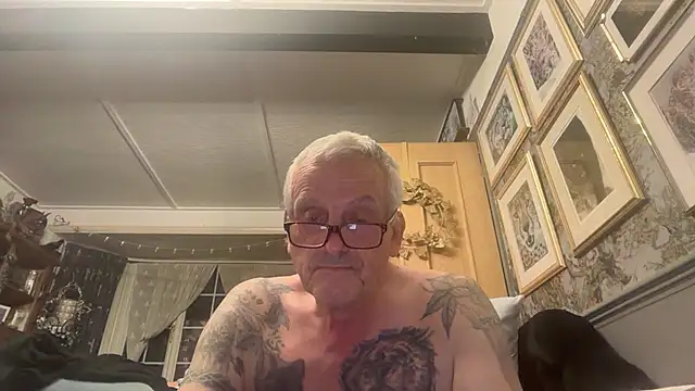Snapshot of poggles chatting on July 15, 2026, 9:44 pm poggles online show from July 15, 2026, 9:44 pm