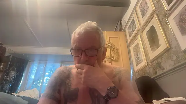 Snapshot of poggles chatting on July 18, 2026, 8:06 pm poggles online show from July 18, 2026, 8:06 pm