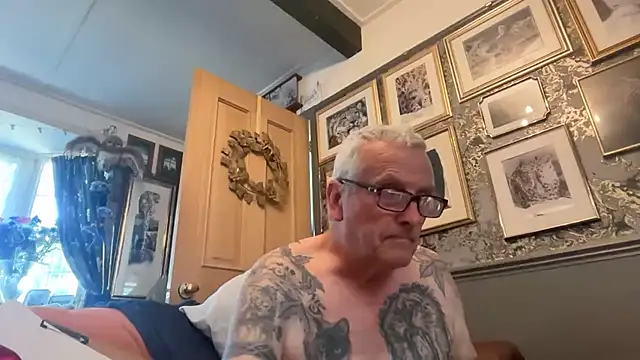 Snapshot of poggles chatting on July 7, 2026, 2:20 pm poggles online show from July 7, 2026, 2:20 pm