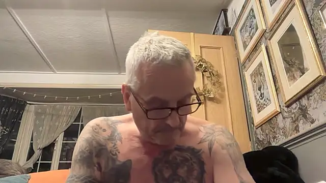 Snapshot of poggles chatting on February 10, 2026, 9:25 pm poggles online show from February 10, 2026, 9:25 pm