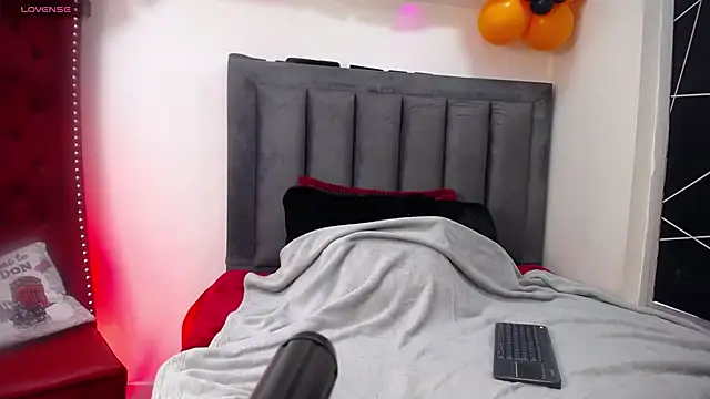 Snapshot of EmmaJhomson chatting on October 14, 2025, 8:20 pm EmmaJhomson online show from October 14, 2025, 8:20 pm