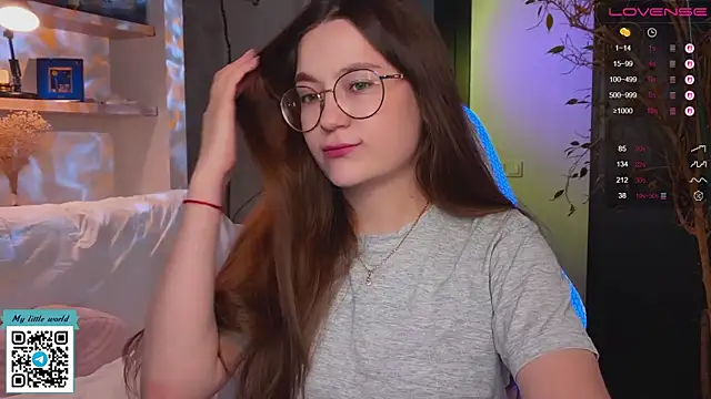 Snapshot of mia_here chatting on October 24, 2025, 11:42 am mia here online show from October 24, 2025, 11:42 am