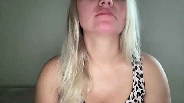 MonicaSweett online show from September 25, 2025, 5:46 am