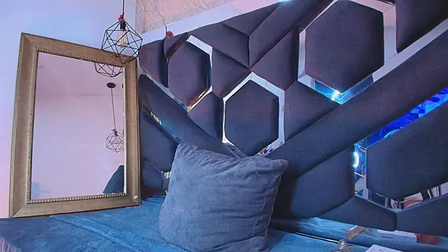 viollettaa  online show from December 2, 2025, 7:48 pm