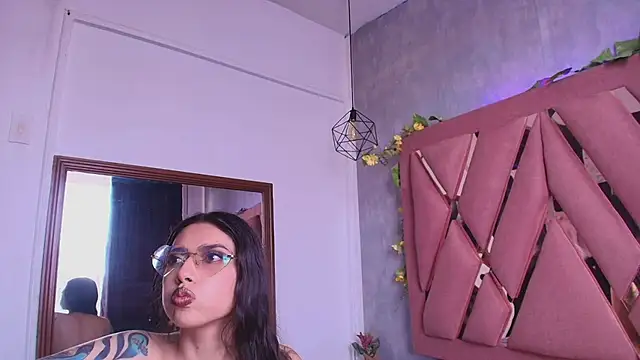 viollettaa  online show from September 16, 2025, 7:04 pm