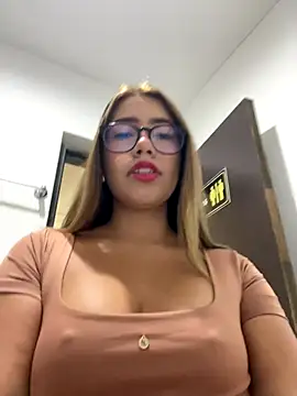 Snapshot of sara_calderon chatting on September 28, 2025, 1:18 pm sara calderon online show from September 28, 2025, 1:18 pm