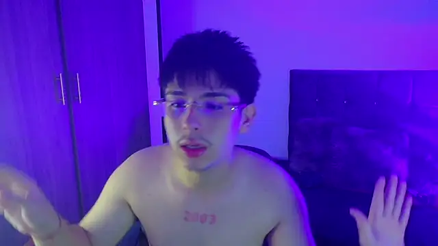 Maximo Miller online show from September 22, 2025, 3:01 am