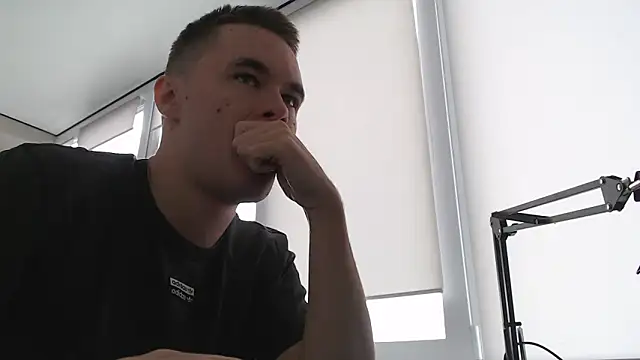 Snapshot of FreddyBredi chatting on October 6, 2025, 6:58 am FreddyBredi online show from October 6, 2025, 6:58 am