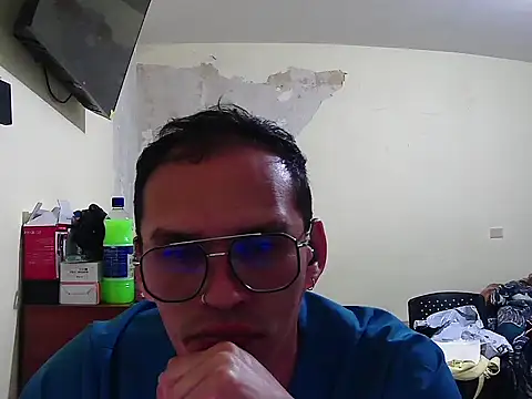 Snapshot of DOBLEWYOSK69G chatting on October 22, 2025, 4:12 am DOBLEWYOSK69G online show from October 22, 2025, 4:12 am