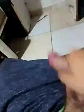 Snapshot of luca12z chatting on October 19, 2025, 12:13 am luca12z online show from October 19, 2025, 12:13 am