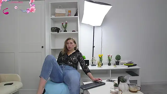 Snapshot of Anna_glamlovely chatting on October 19, 2025, 4:59 am Anna glamlovely online show from October 19, 2025, 4:59 am