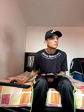 andrewcoopper1 online show from September 30, 2025, 4:02 pm