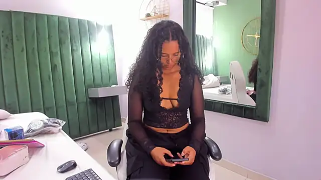 Snapshot of Sweet_Lucyy chatting on September 27, 2025, 5:13 am Sweet Lucyy online show from September 27, 2025, 5:13 am