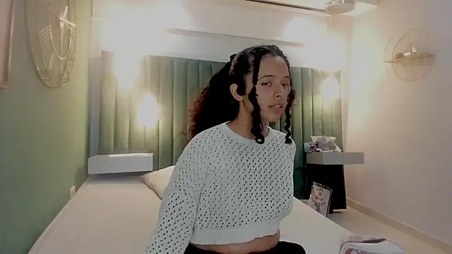 Snapshot of Sweet_Lucyy chatting on September 28, 2025, 4:19 am Sweet Lucyy online show from September 28, 2025, 4:19 am