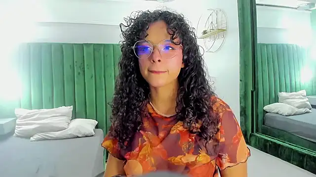 Snapshot of Sweet_Lucyy chatting on October 2, 2025, 5:55 am Sweet Lucyy online show from October 2, 2025, 5:55 am