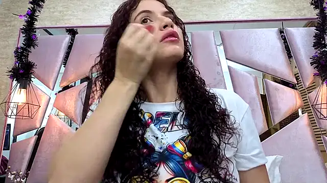 ThaliaCross online show from November 18, 2025, 8:01 pm