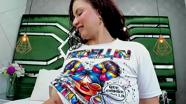 ThaliaCross online show from September 30, 2025, 3:40 pm