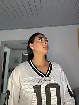 nicolexxaleja online show from April 13, 2026, 9:19 pm