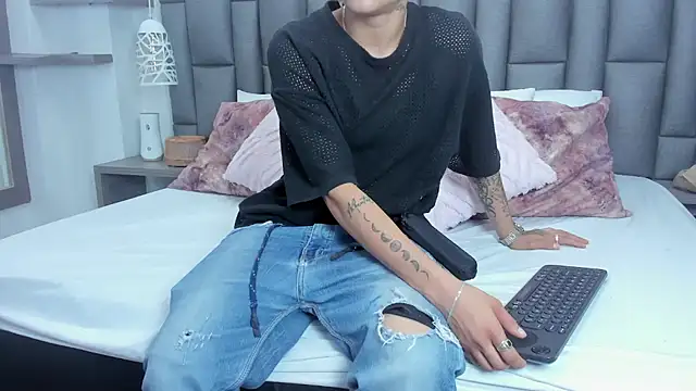 ZoeKrug online show from February 19, 2026, 12:13 pm