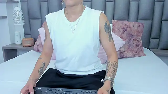 ZoeKrug online show from February 20, 2026, 12:29 pm