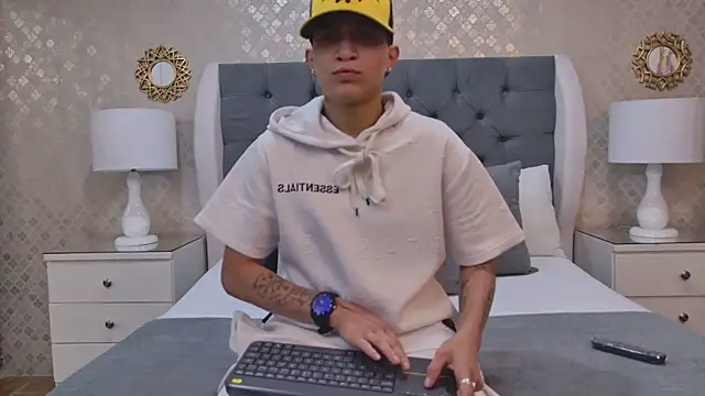 ZoeKrug online show from November 6, 2025, 11:36 am