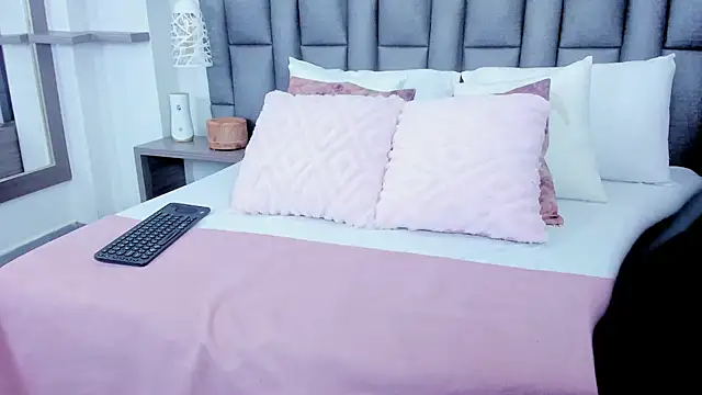 ZoeKrug online show from February 16, 2026, 12:26 pm