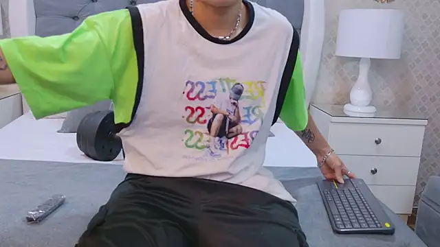 ZoeKrug online show from September 27, 2025, 12:11 pm