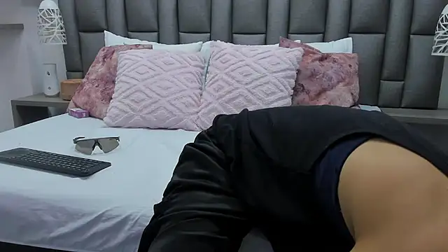 ZoeKrug online show from February 23, 2026, 12:28 pm