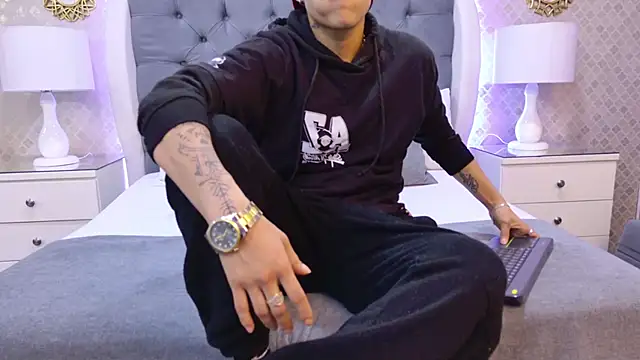 ZoeKrug online show from November 17, 2025, 11:58 am