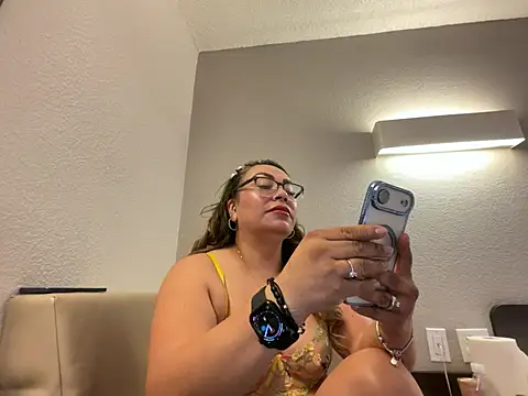 SamyHot2025 online show from April 4, 2026, 7:09 pm