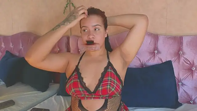 KARINAJTORRES online show from January 12, 2026, 9:20 pm