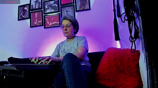 Snapshot of MistressNyx_cg chatting on September 26, 2025, 2:13 pm MistressNyx cg online show from September 26, 2025, 2:13 pm