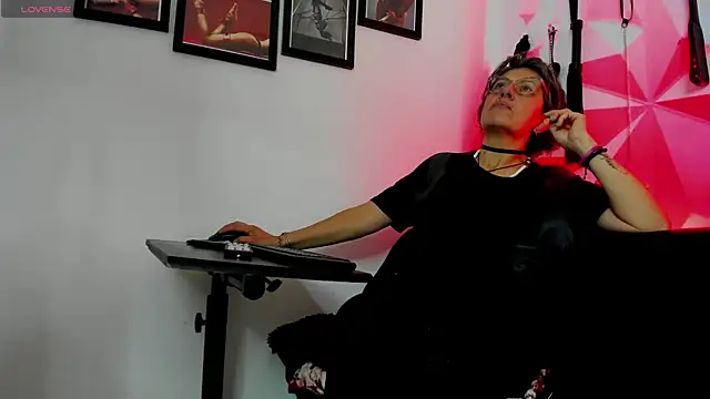 Snapshot of MistressNyx_cg chatting on October 4, 2025, 2:51 pm MistressNyx cg online show from October 4, 2025, 2:51 pm