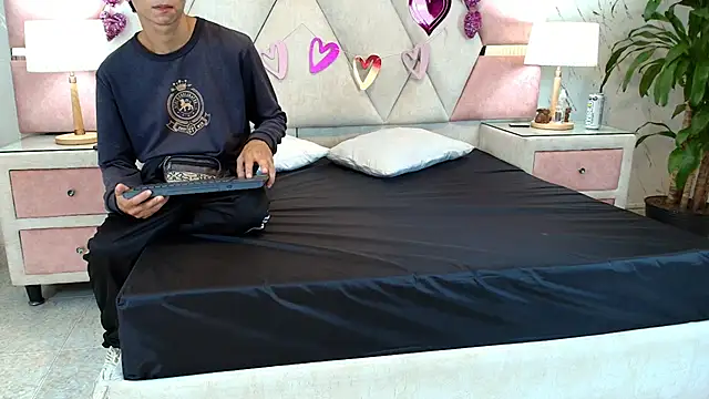 Snapshot of Zoelucas chatting on September 18, 2025, 7:06 pm Zoelucas online show from September 18, 2025, 7:06 pm